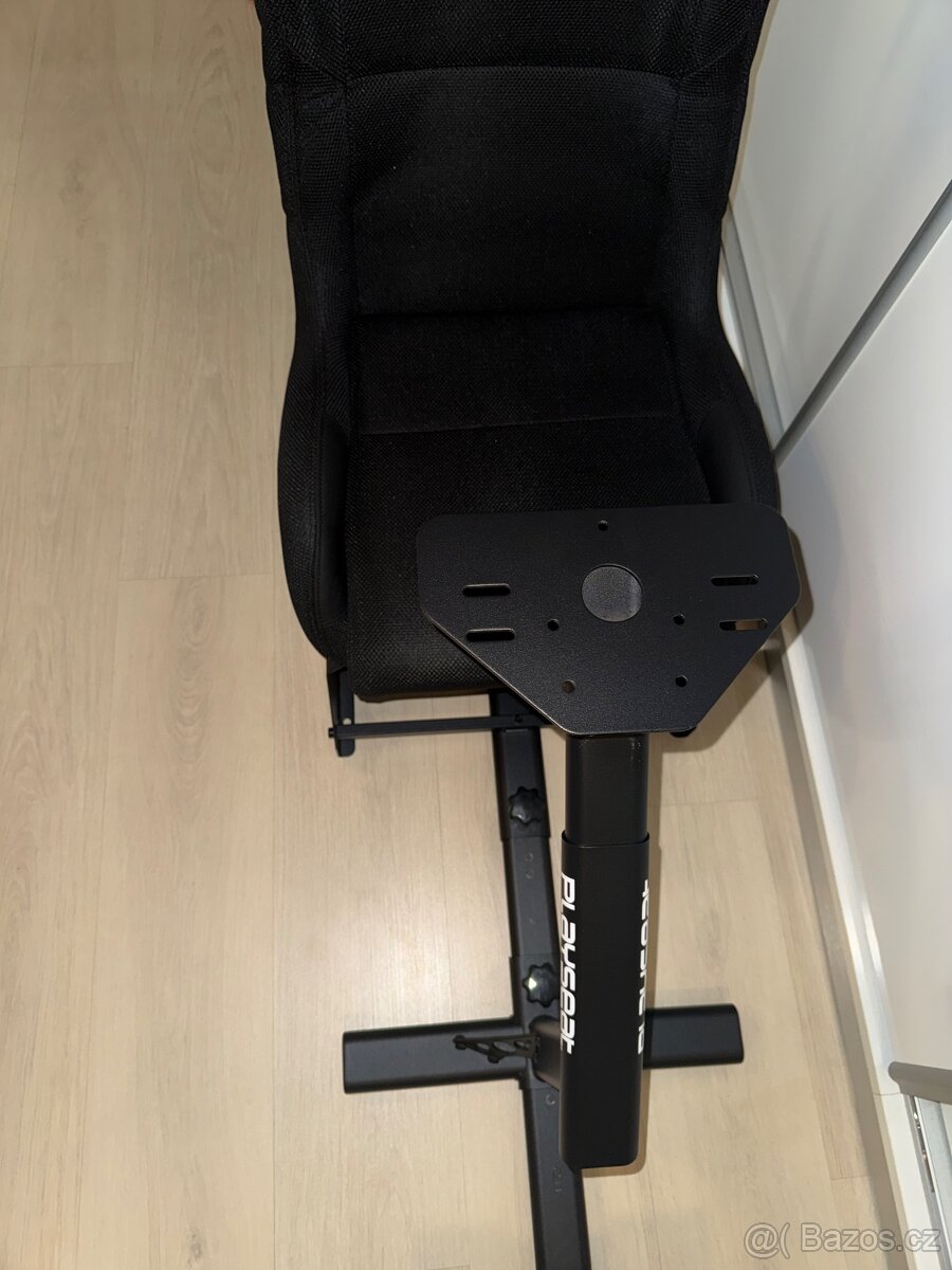 Playseat EVOLUTION black + Logitech G923 - 8