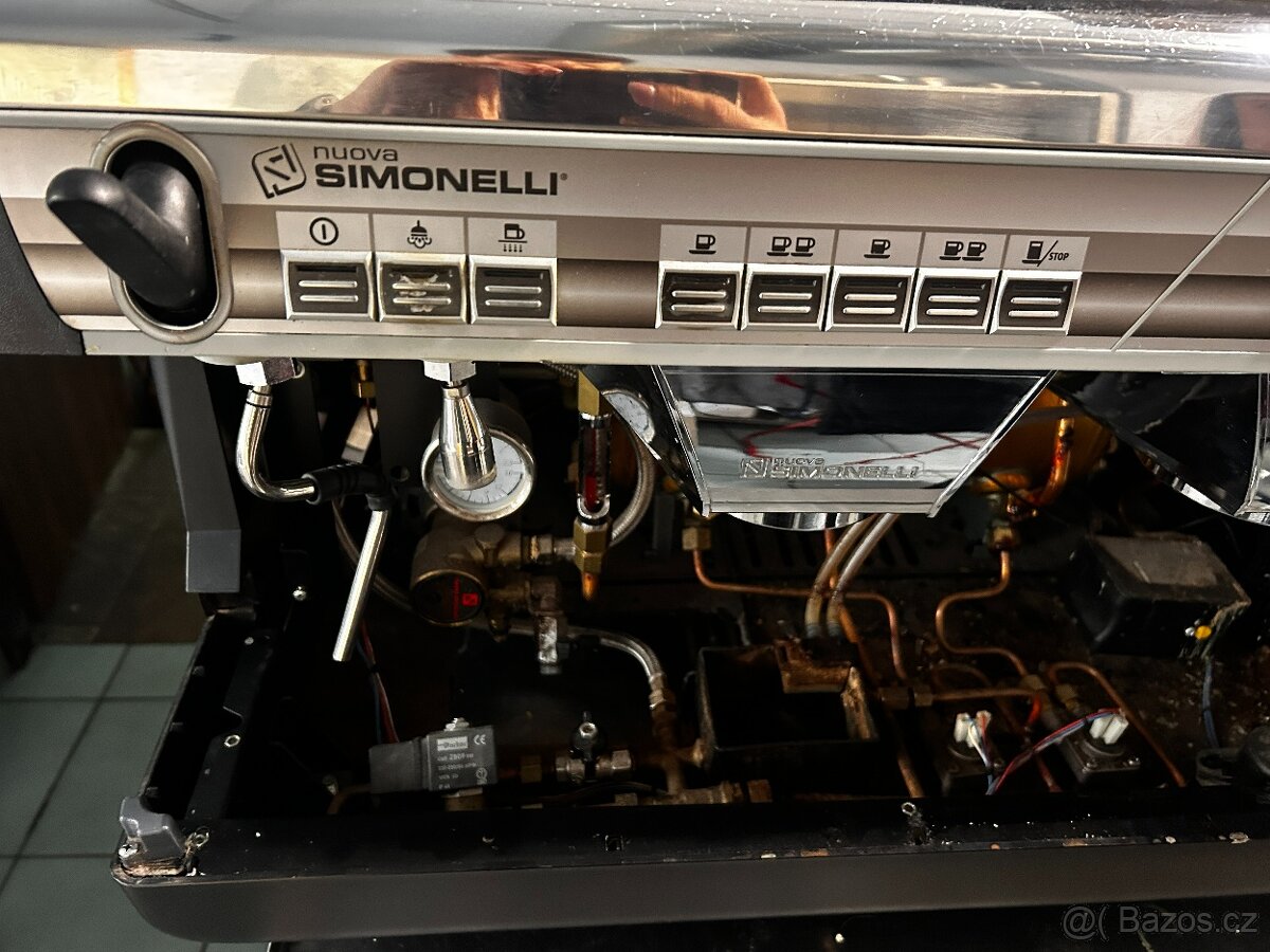 Profesionální dvoupákový kávovar Nuova Simonelli - 8
