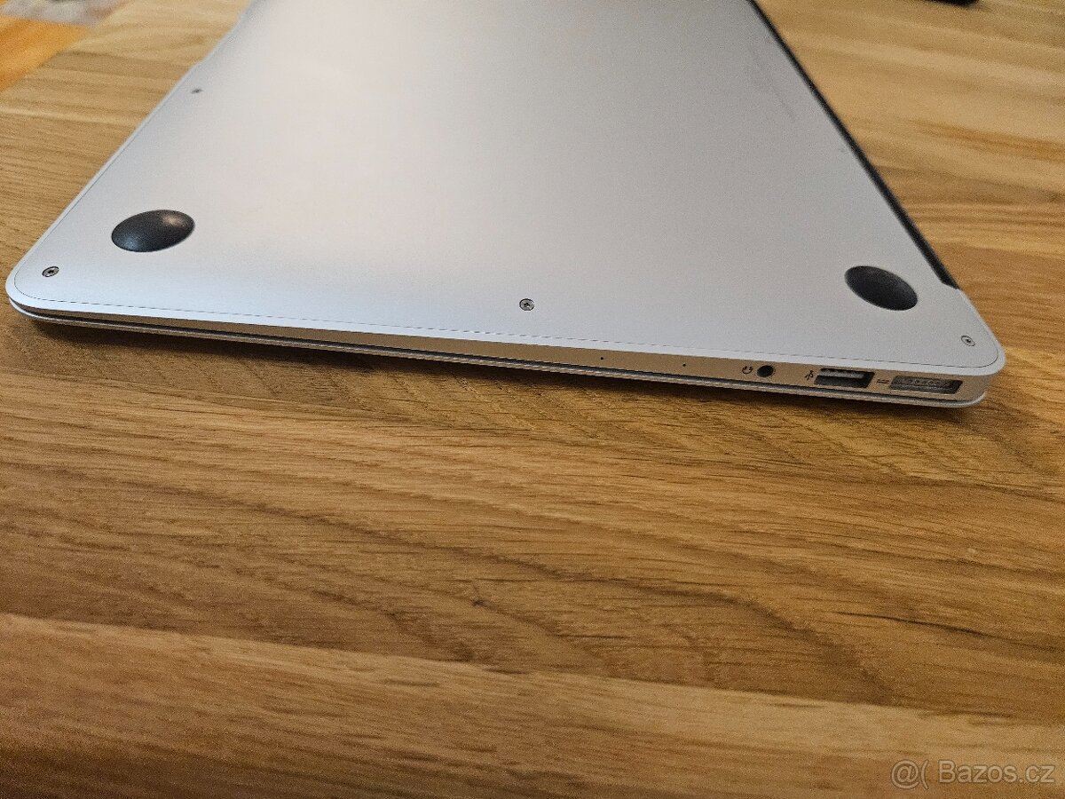 MacBook Air 13'' 2015 / i5 / 4GB / 128GB SSD - 8