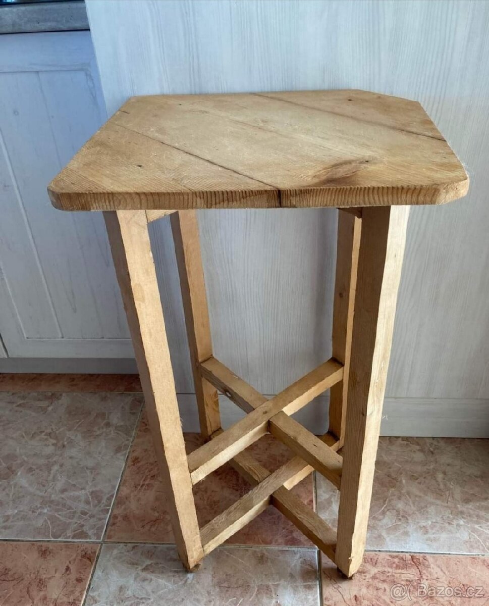 Dřevěné krmítko, ptačí budka, stolička, bedýnka
- 8