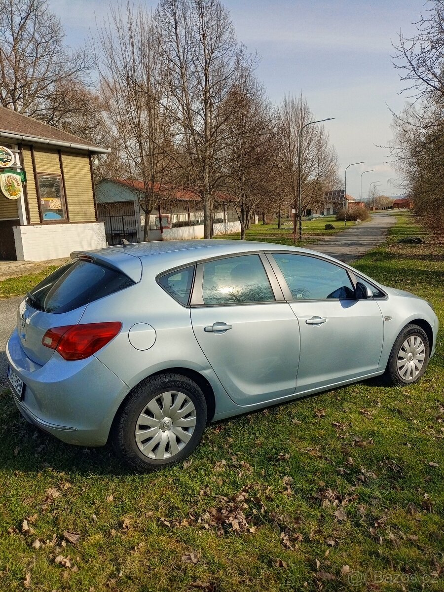 Opel Astra J 1.4i 74kW první majitel najeto pouze 53tis.km - 8