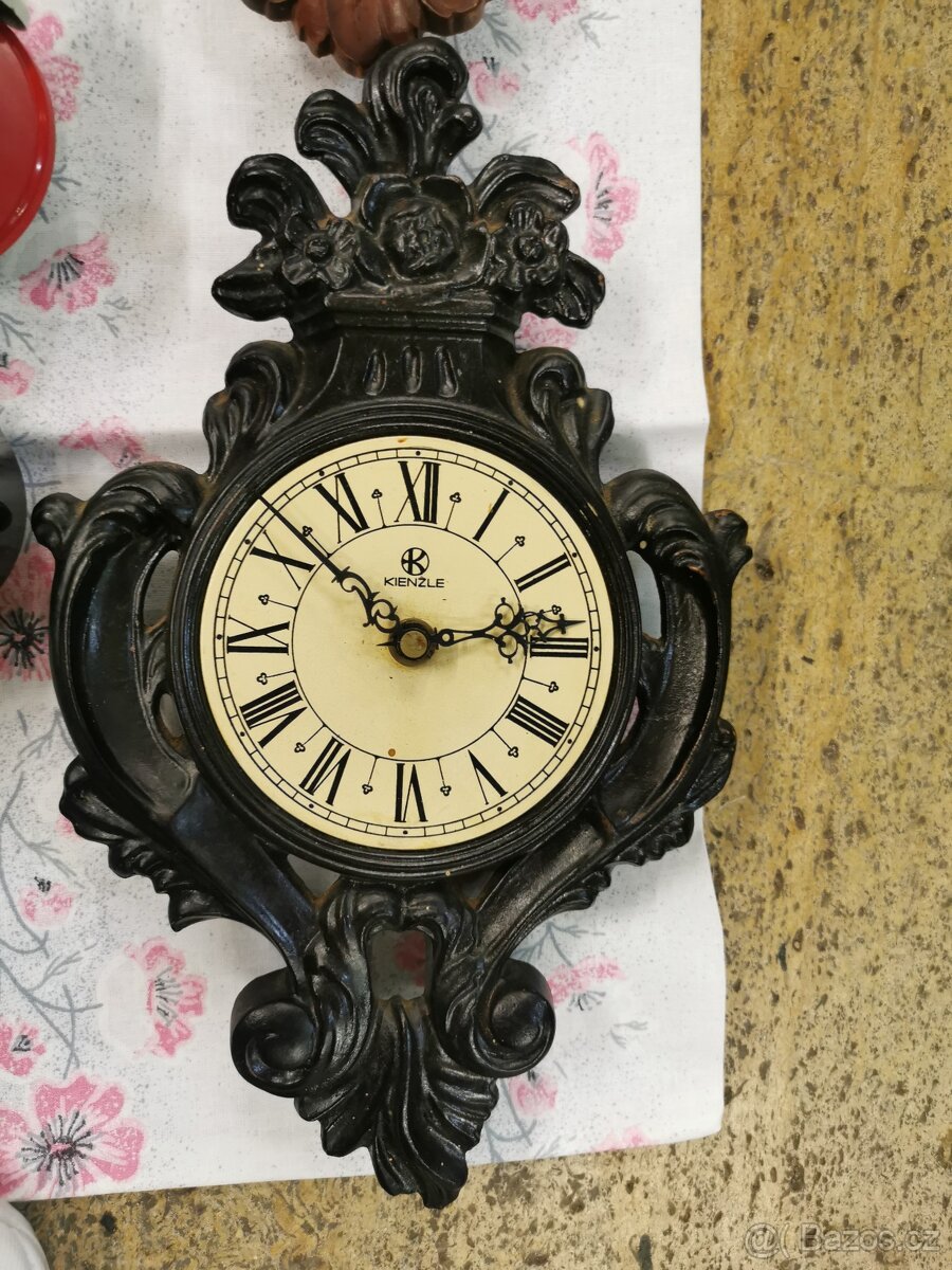 Staré mechanické budíky, nástěnné hodiny. - 8