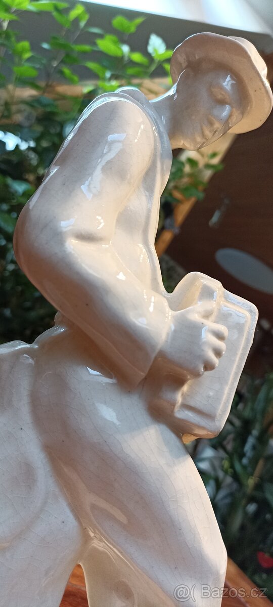 Porcelánová figurka-muž hrající na akordeon - 8