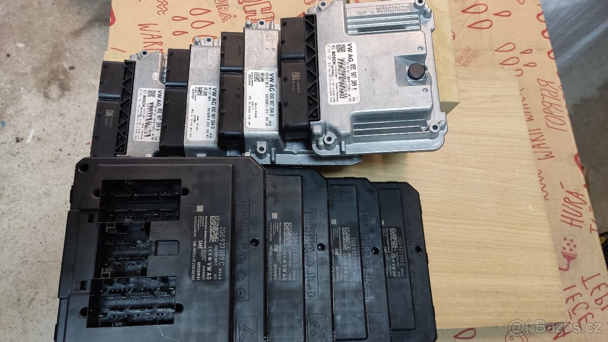 Prodám Přední sklo 658845011 C VAG ORIGINÁL a zadní 5DV - 8