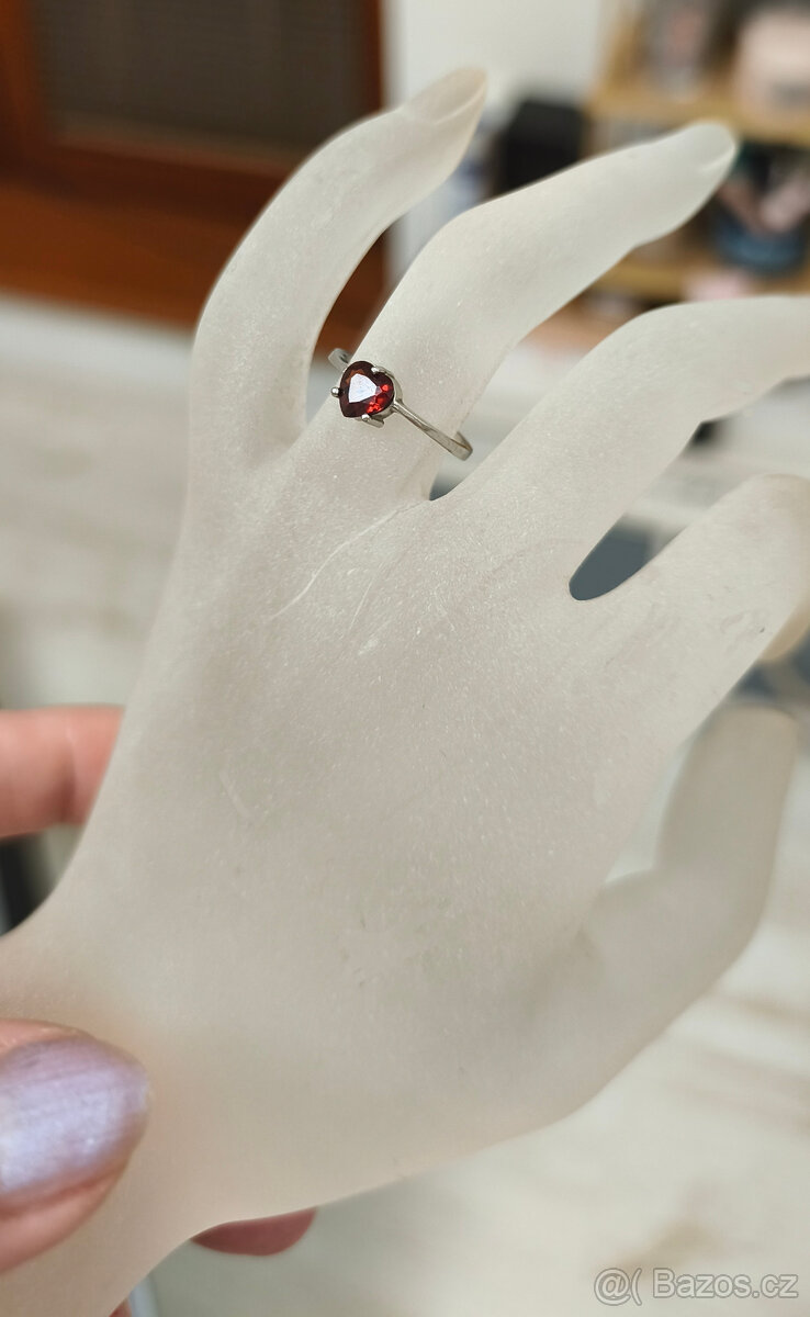 Stříbrný prsten s granátem. - 8