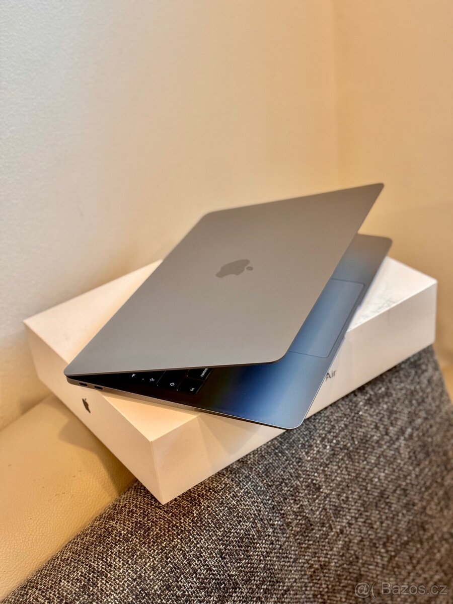 MacBook Air 13 (2019) 8 GB / 128 GB – výborný stav - 8