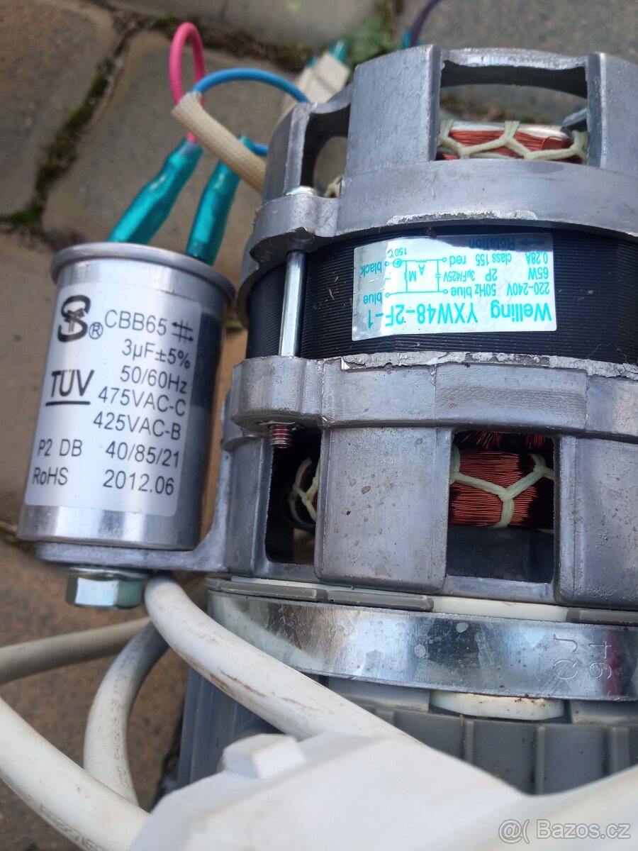 2 kusy motorů na 220 V - 8