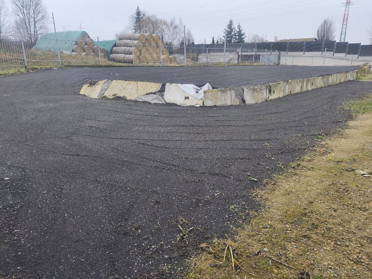 Zpevněná oplocená plocha - 8