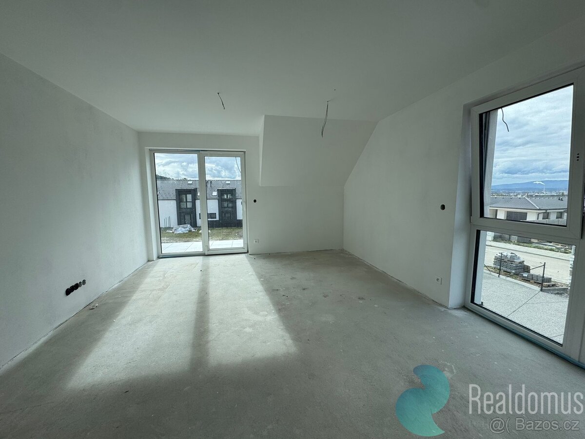 Byt 4+kk, 99m², prostorný balkon 20,9 m², 2 parkovací stání, - 8