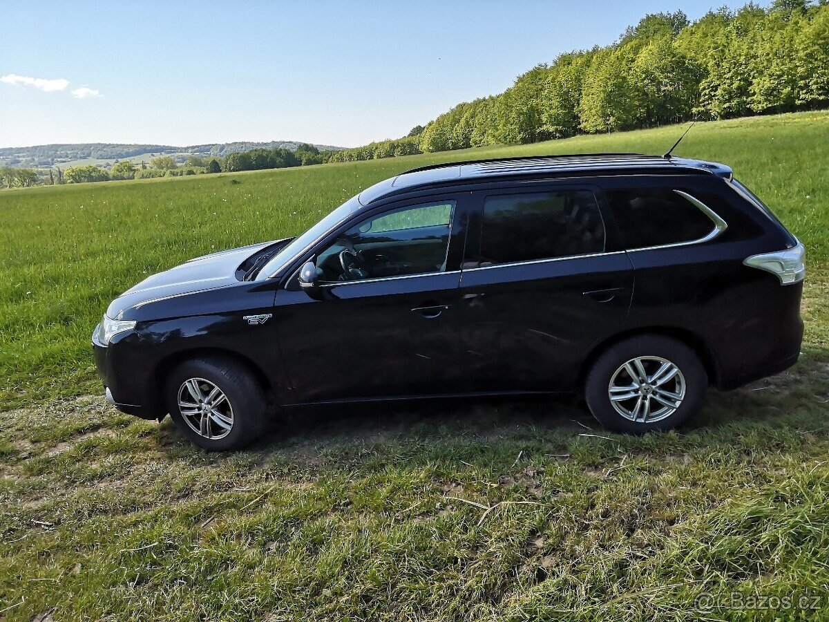 MITSUBISHI OUTLANDER PHEV HYBRID PLNÝ SERVIS - 8