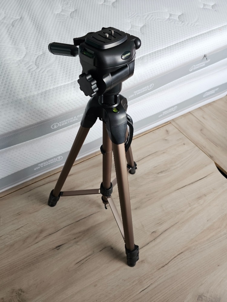 Nikon D3000 + přisušenství, Nikkor 35, Nikkor 18-55 - 8