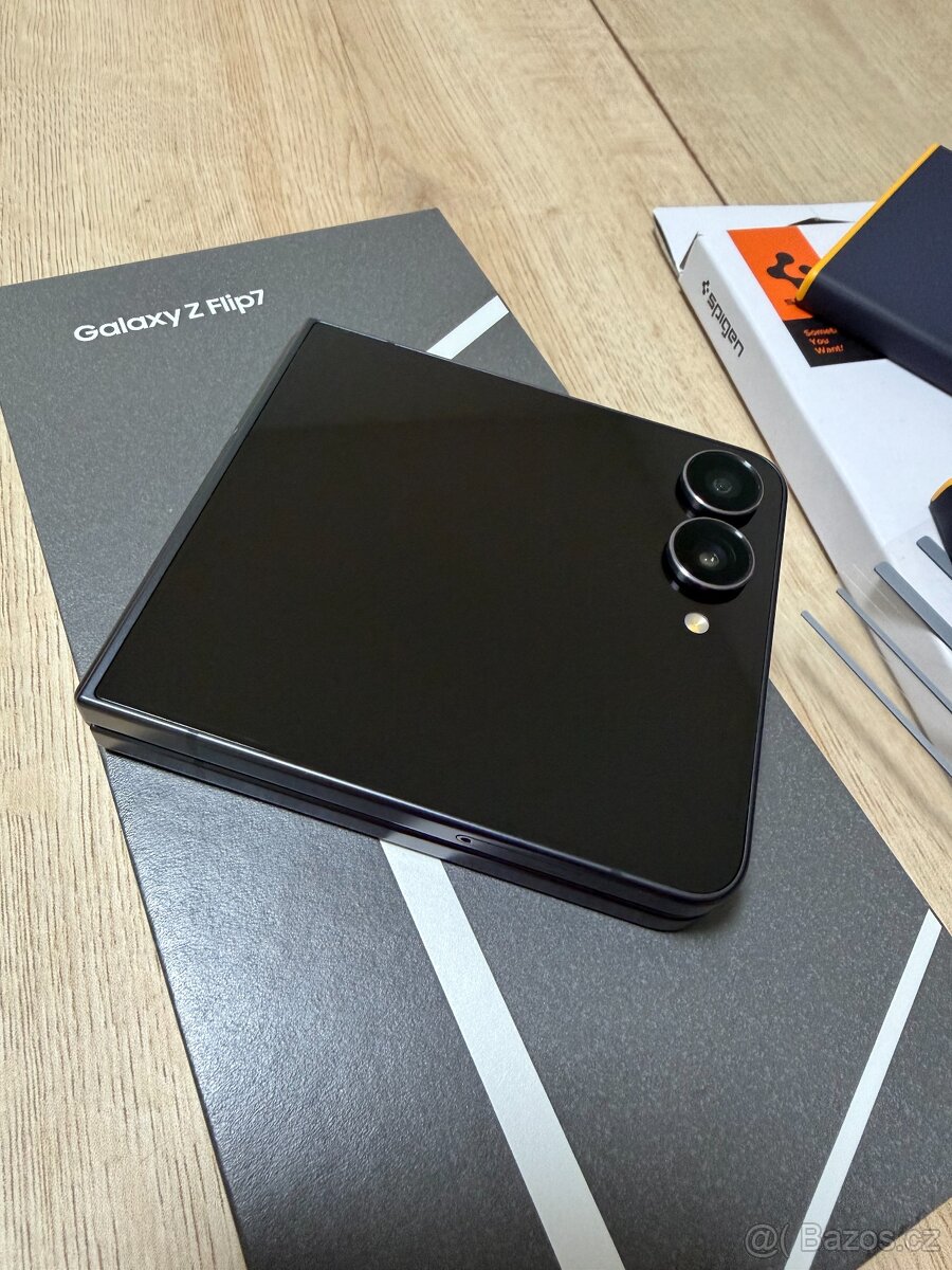 Samgung Galaxy Z Flip 7 + Spigen kryt - 8
