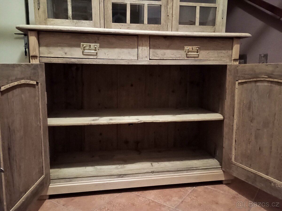 stará dubová kredenc 187 - 8