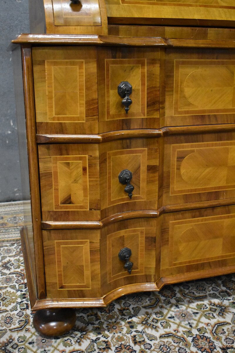 Masivní sekretář - 8