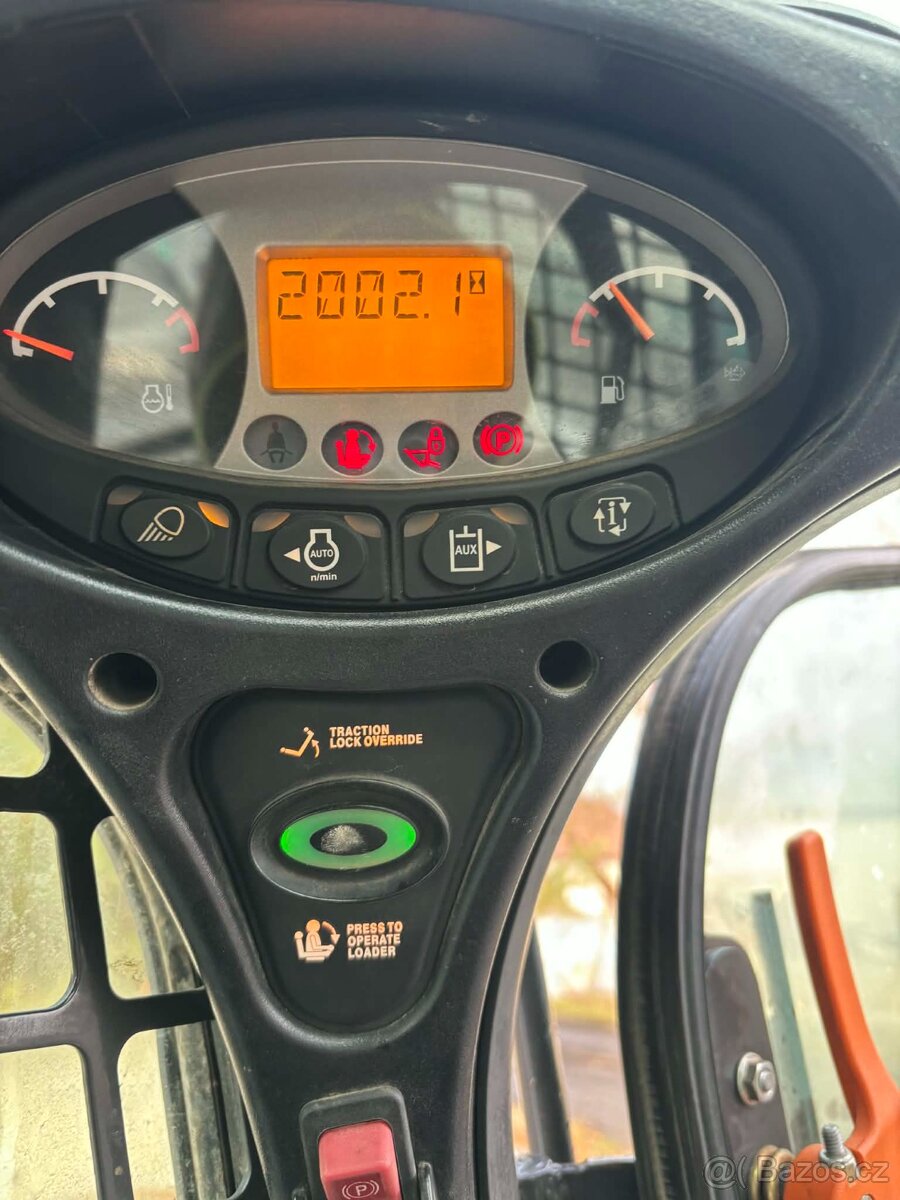 Smykový nakladač Bobcat S570 - 8