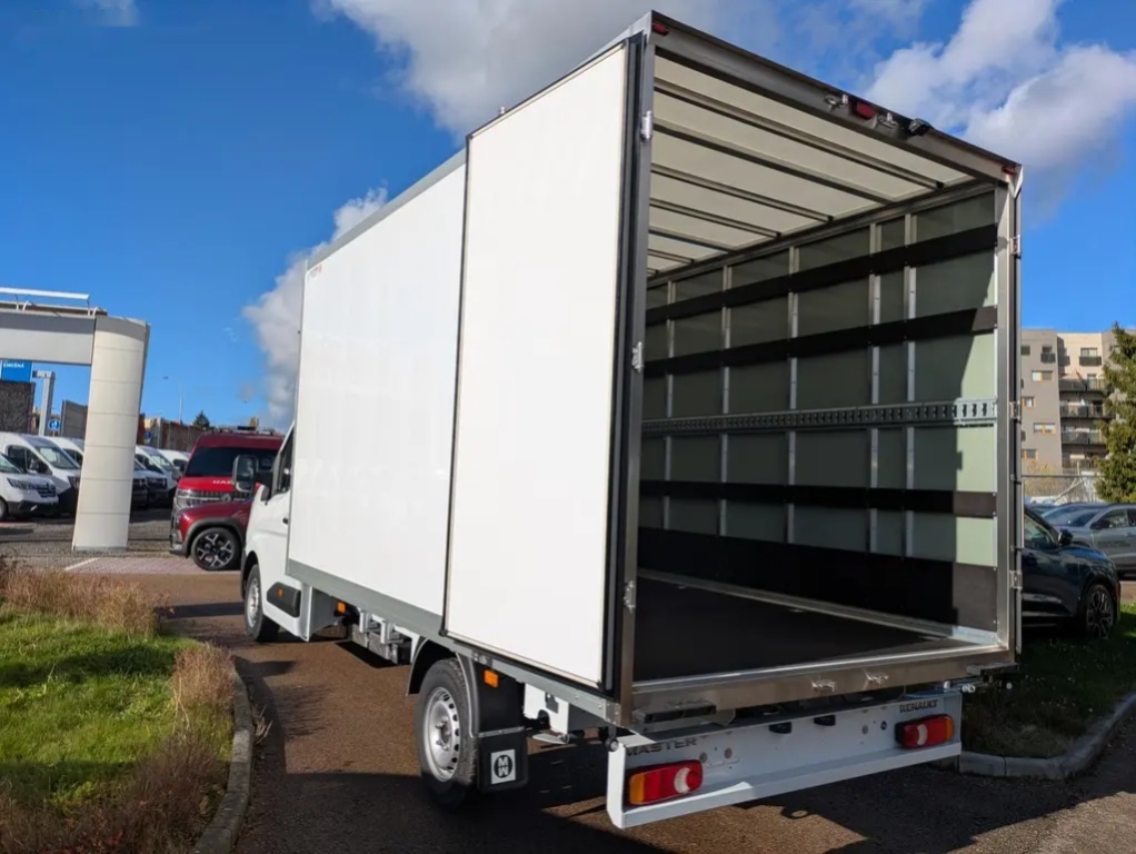 Renault Master, skříň 8EP d.4,2 š.2,15 v.2,2 - 8