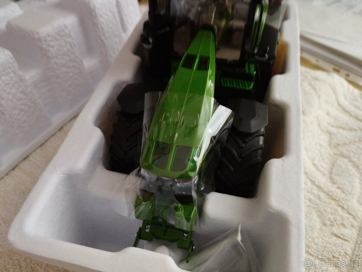 Wiking model zemědělského stroje John Deere 8R - 8