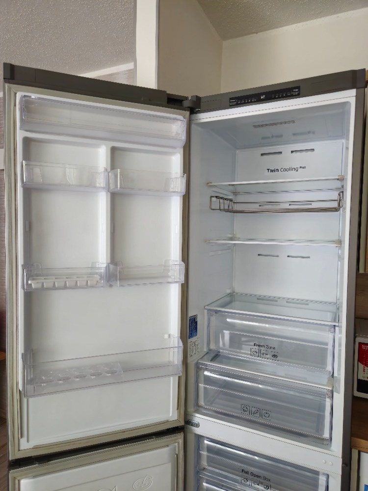Lednička s mrazákem značky Samsung - 8