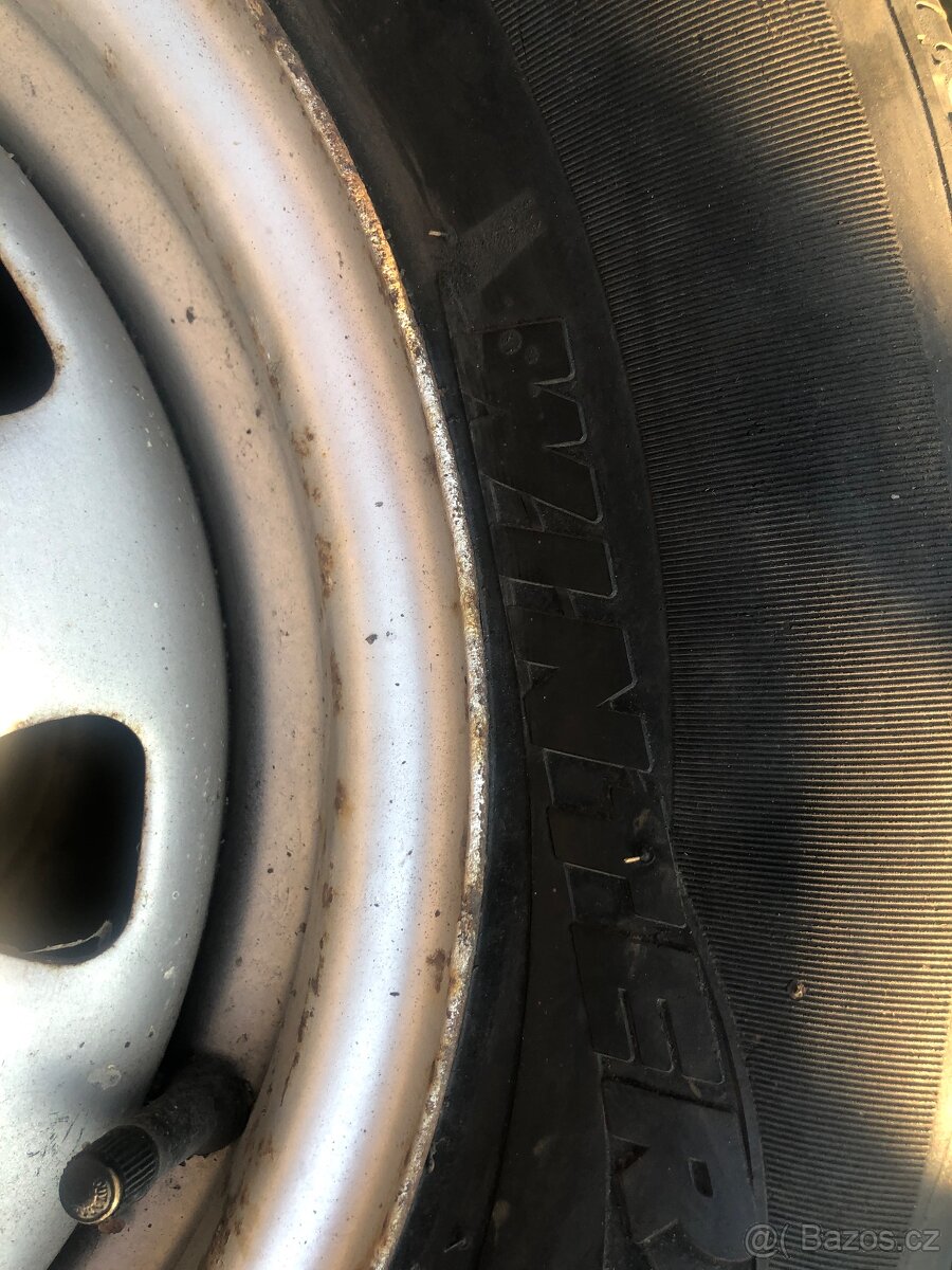 Zimní pneu i s disky na Škodu Felicii - 8
