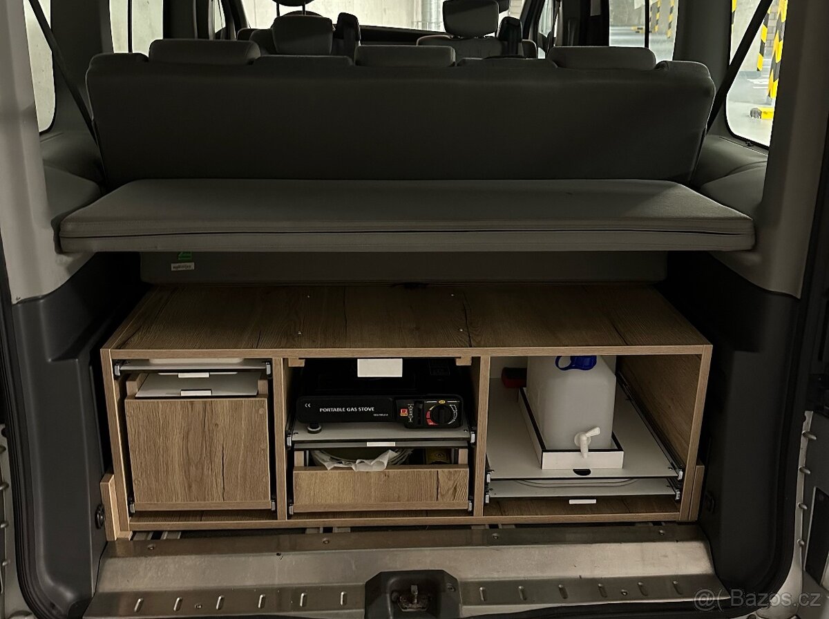 Camper, automat, postel a možností kuchyňky - 8