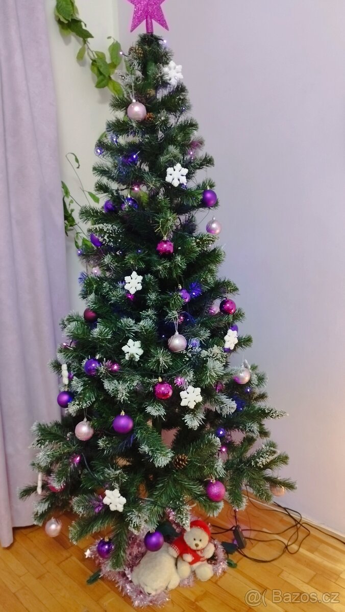 Umělý vánoční stromek s šiškami a sněhem, 220 cm. - 8