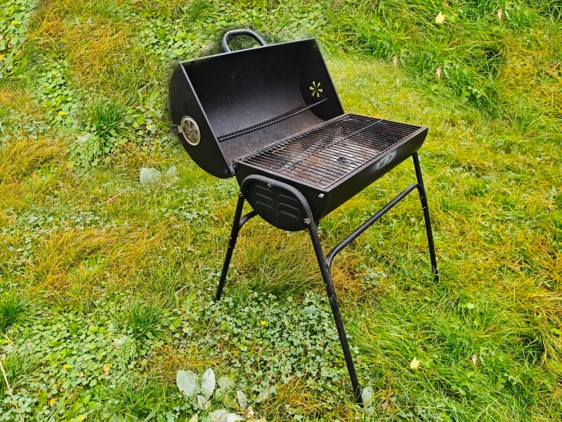 Venkovní gril na dřevěné uhlí. - 8