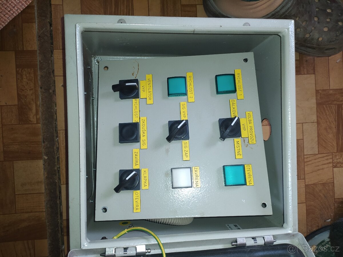 Kovový elektro rozvaděč s ovládačkou - 8