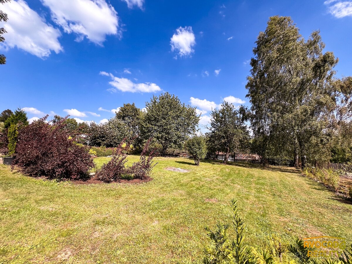 Stavební pozemek s okrasnou zahradou - 8