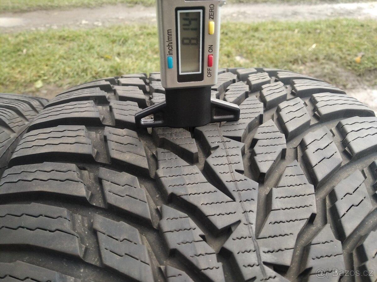 Prodám zánovní zimní pneu Nokian 255/40 R20 - 8