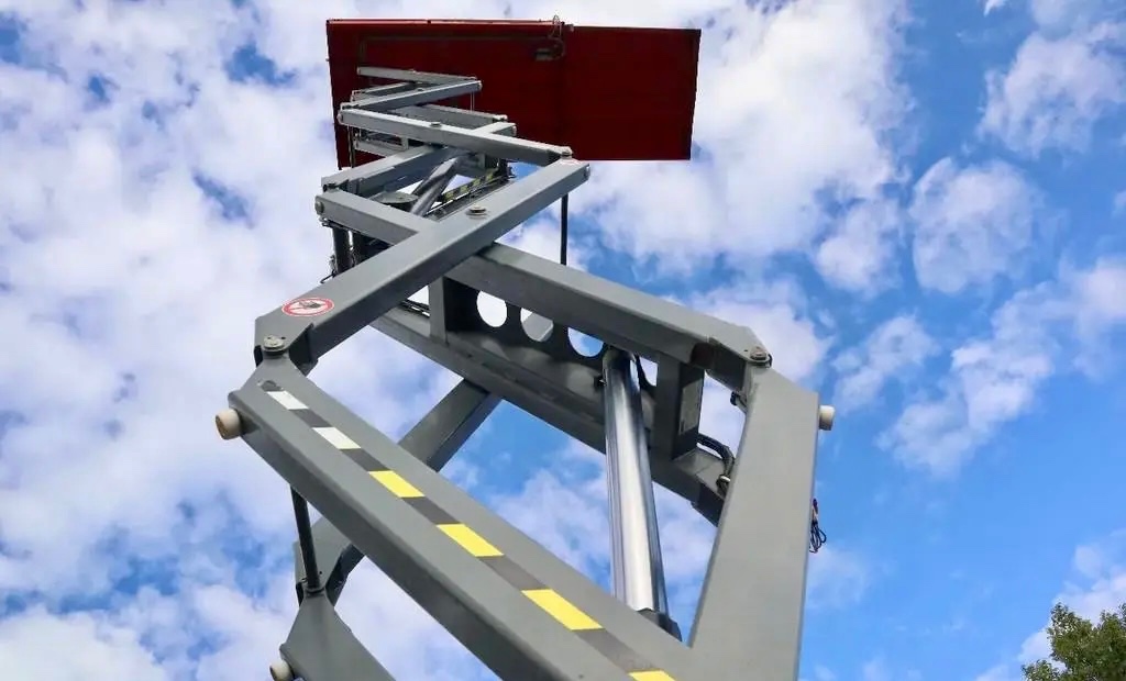 TERÉNNÍ NŮŽKOVÁ PLOŠINA SKYJACK SJ 6832 RT - 8