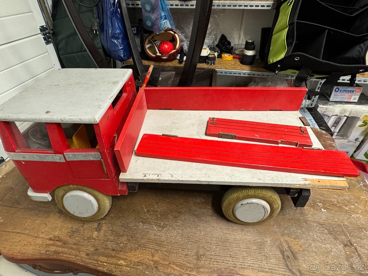 Staré dřevěné velké auto - 8