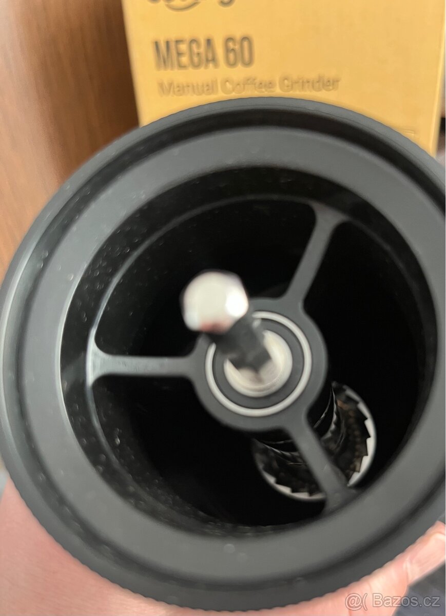 Manuální mlýnek na kávu - 8