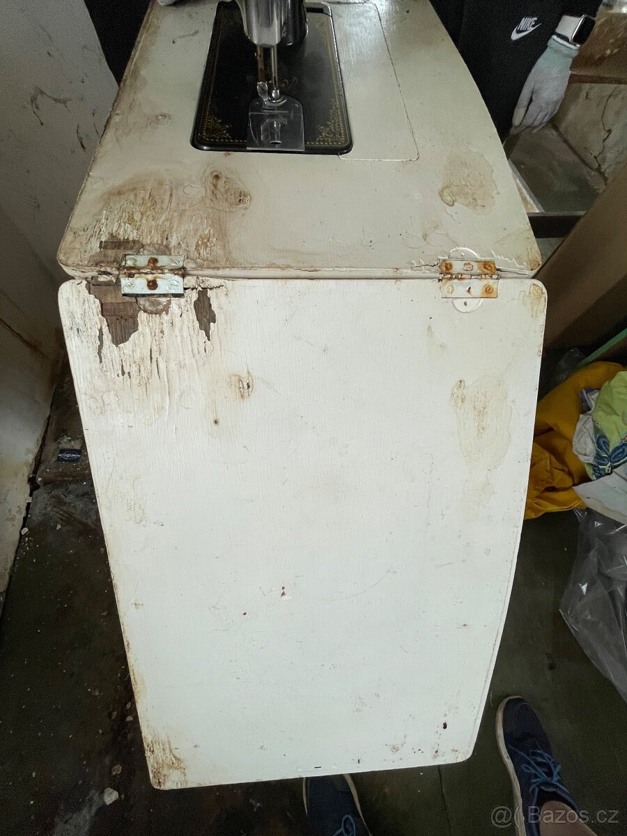Starožitný šicí stroj ROYAL - 8