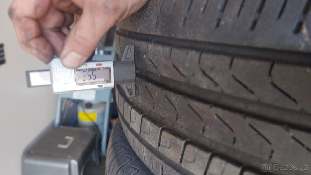 Prodám letní pneu Pirelli 235/50 R19 - 8