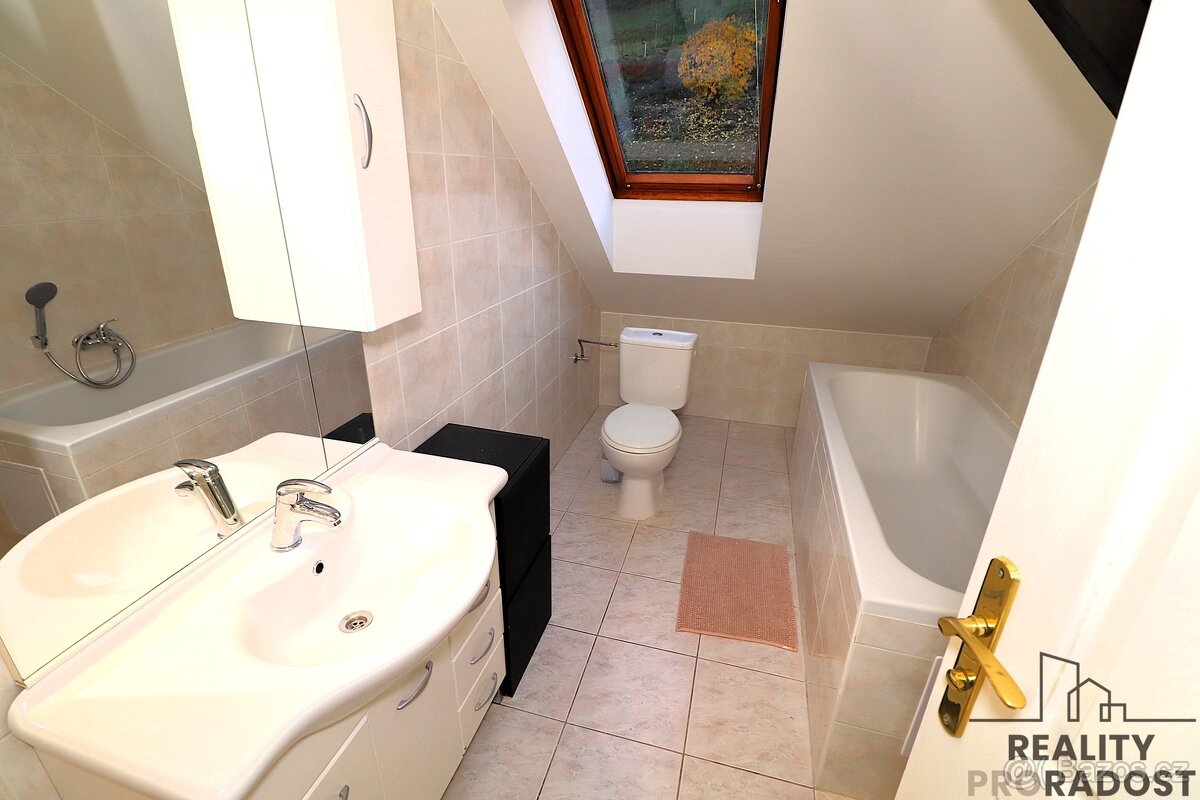 Pronájem unikátního podkrovní bytu 2+kk (77 m²), klimatizace - 8