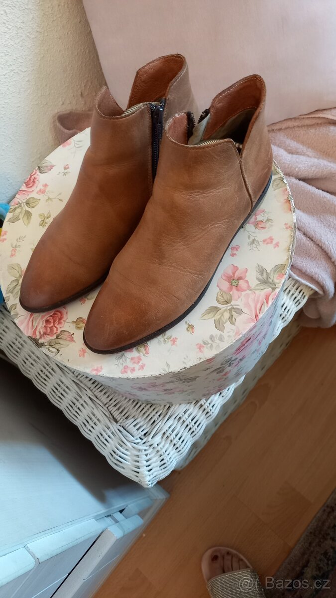 Oblečení, obuv, kabelky, brýle,zástěry atd - 8