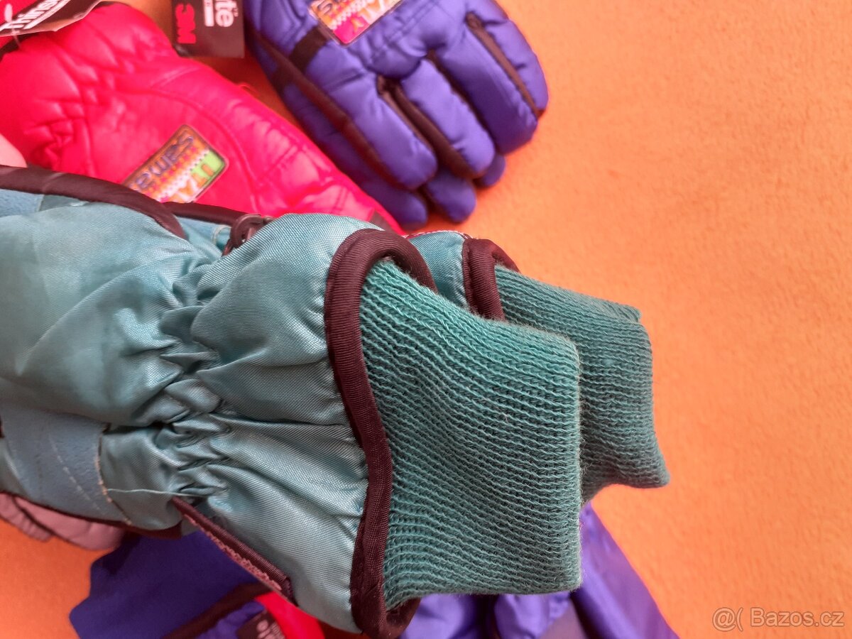 Prodám dětské rukavice odpovídající vel. zhruba 6 - 8 let - 8