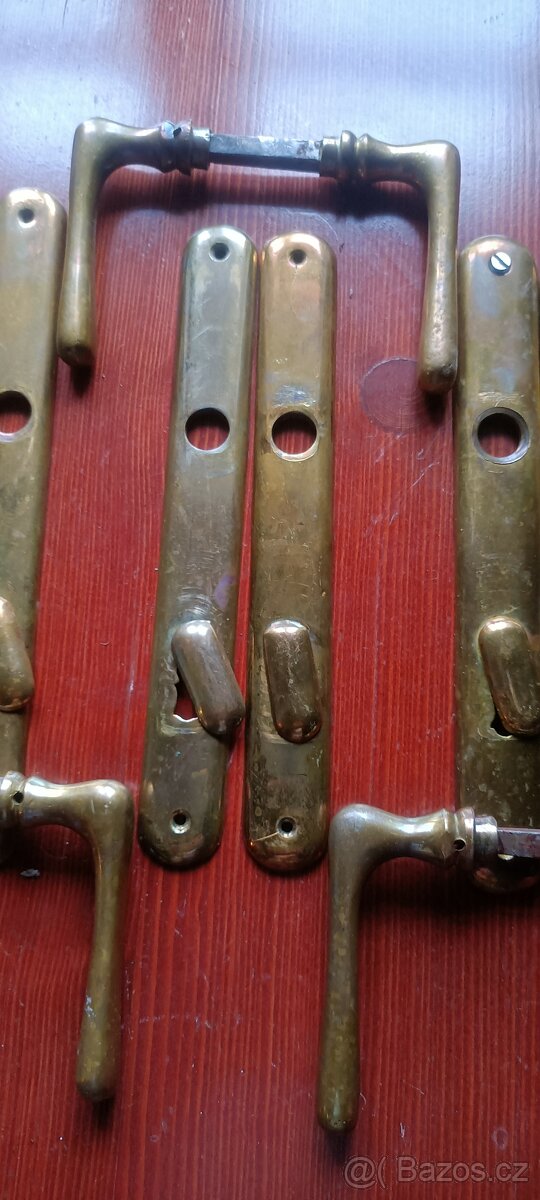 Mosazné kování , kliky na dveře. 5x - 8