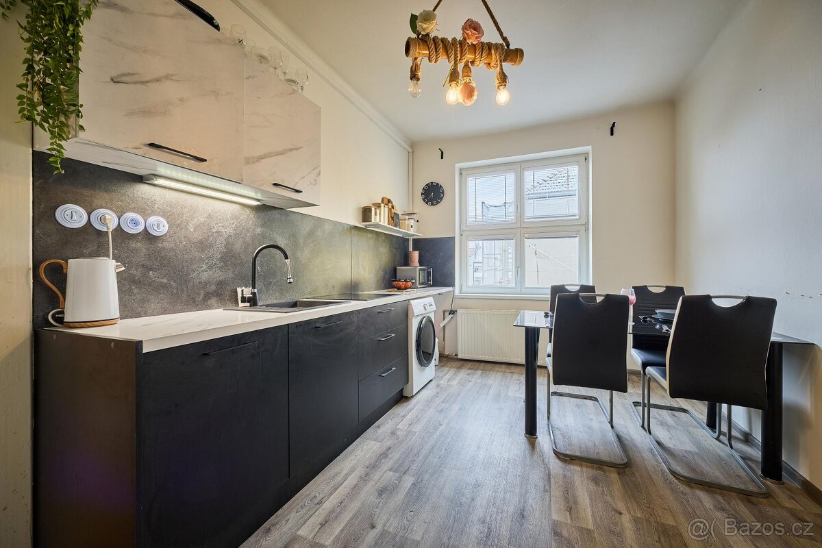 Prodej prostorného bytu 3+1 s lodžií u centra Pardubic - 8