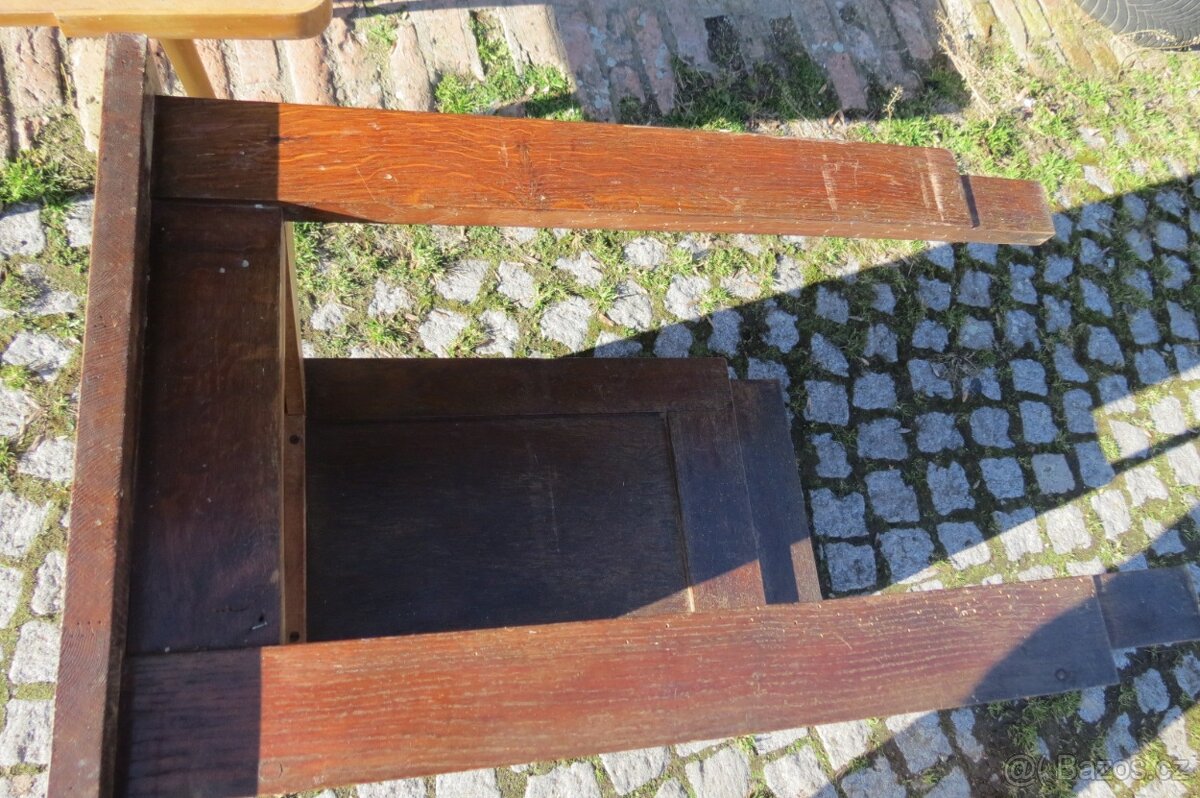 Starý stoleček s roletou - 8