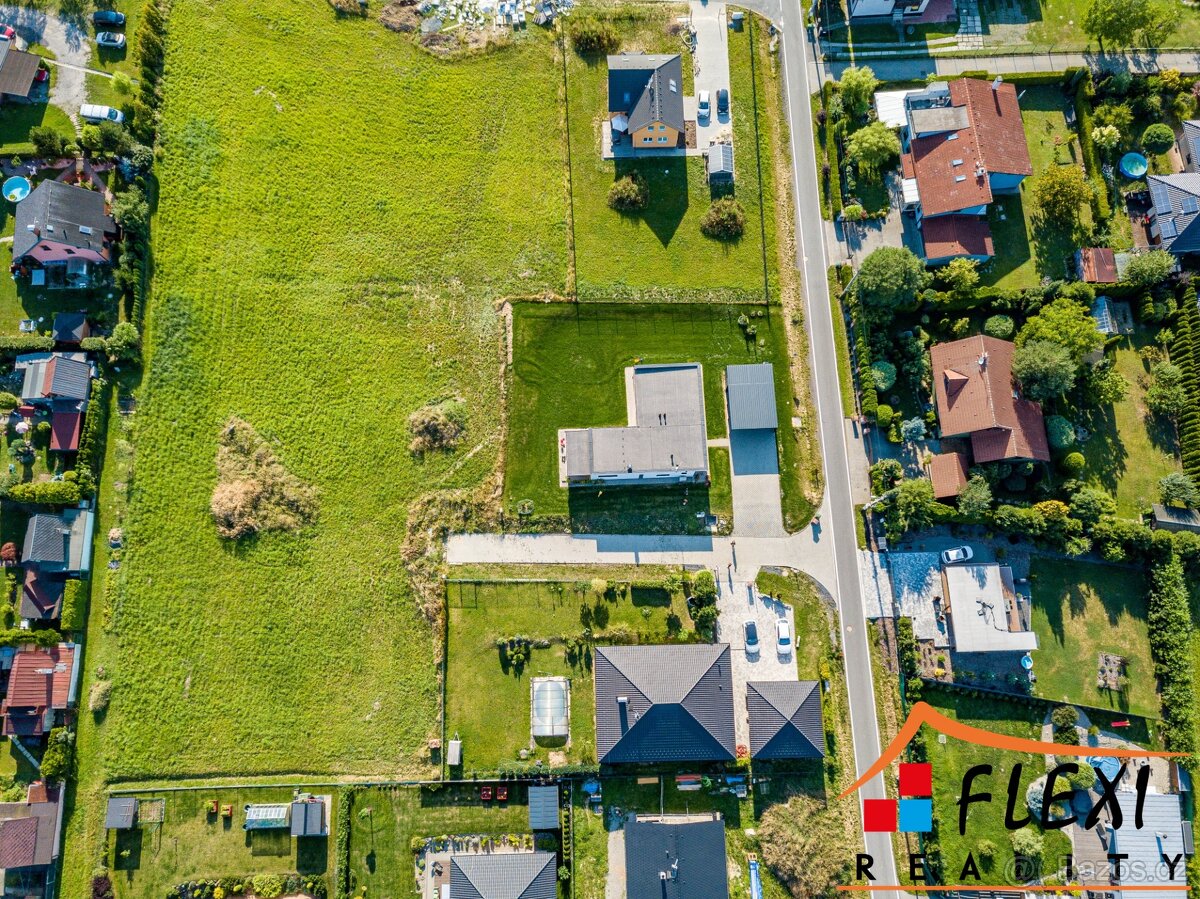 Prodej stavebního, zasíťovaného pozemku o výměře 1403 m² v l - 8