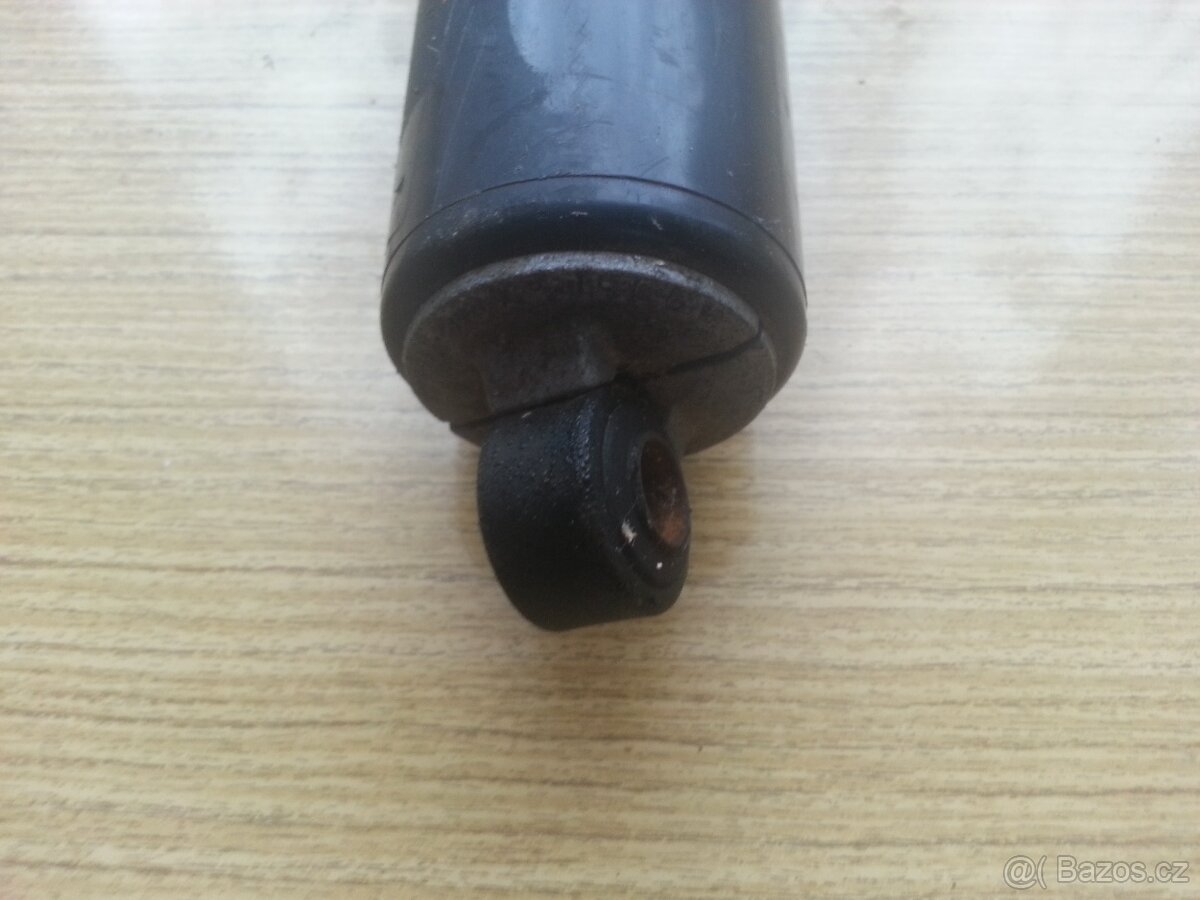 Plast a držák předního světla a zadní tlumič na Jawa 350 634 - 8