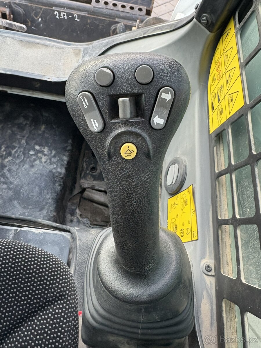 Smykový nakladč Bobcat S570 - 8