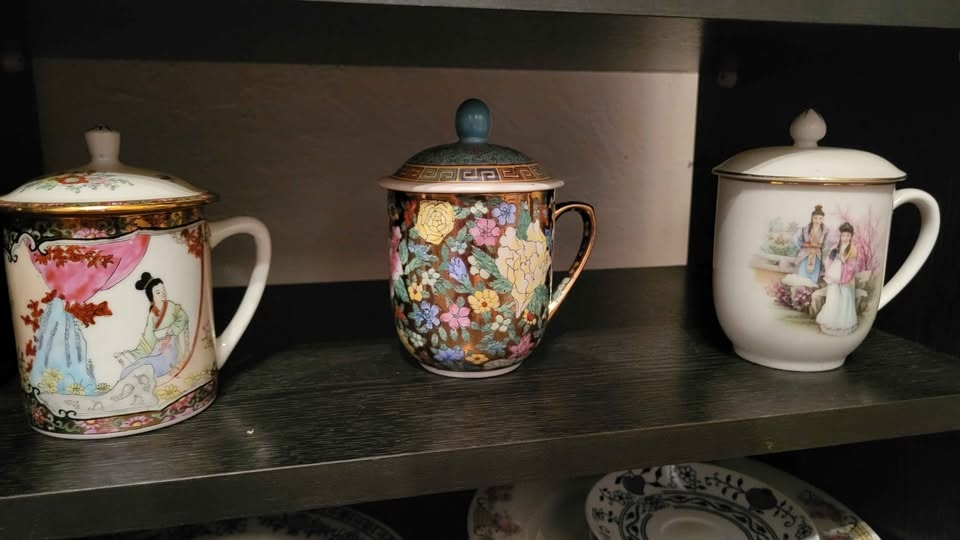 Staré porcelánové hrnky, konvičky..talíře - 8