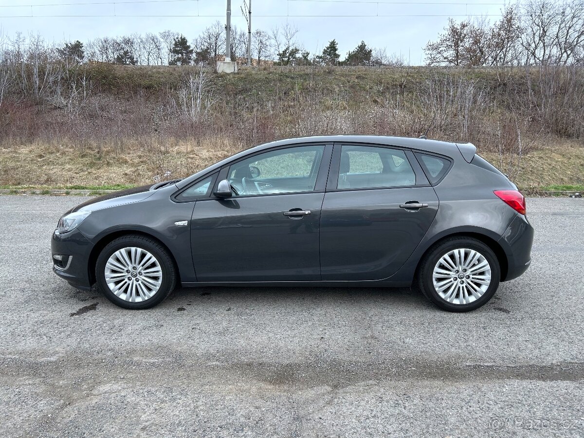 Opel Astra J 1,6, 2013, tažné zařízení, 17" kola - 8