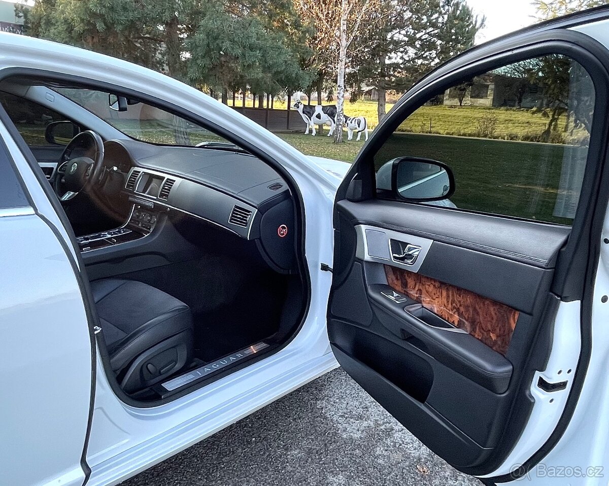 Jaguar XF 2.2d ID4 140kw 190ps • Automatic F1 • Luxury • - 8
