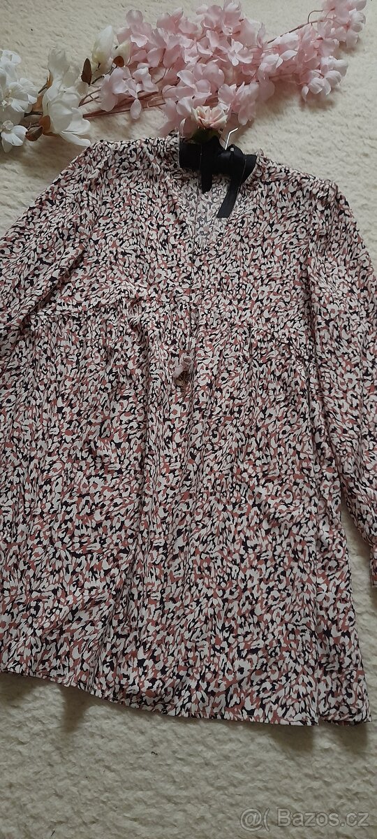 Vzorované krátké šaty s dlouhými rukávy - 8