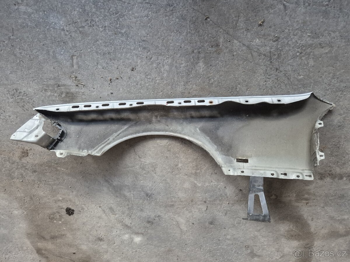 Pravý přední blatník MB R129 - 8