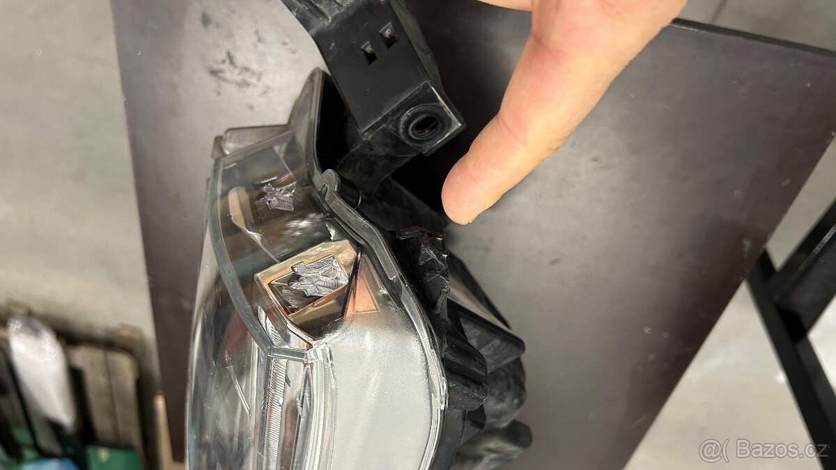 Toyota Hilux obě přední světla - 8