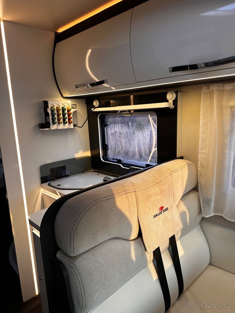 Integrovaný obytný automobil Roller Team model Kronos. - 8